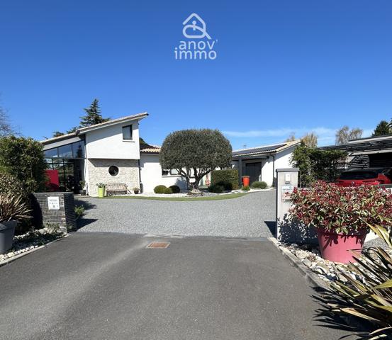 Villa
                                                                                                                                                                                                                                                                                                                        7 pièce(s)                                                                                                                                                                                                          4 chambre(s)                                                                                                                                                                                                          205  m²