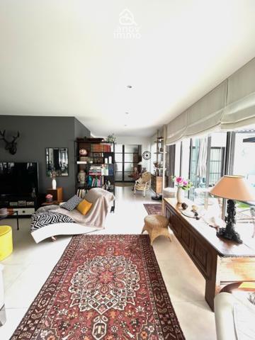 Villa
                                                                                                                                                                                                                                                                                                                        7 pièce(s)                                                                                                                                                                                                          4 chambre(s)                                                                                                                                                                                                          205  m²