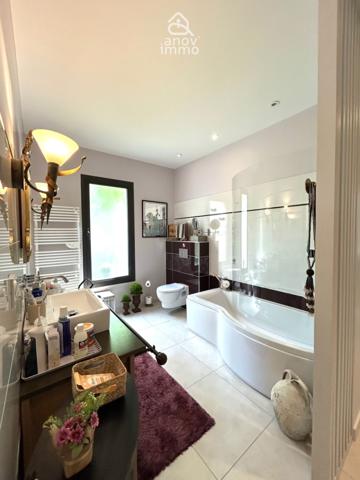 Villa
                                                                                                                                                                                                                                                                                                                        7 pièce(s)                                                                                                                                                                                                          4 chambre(s)                                                                                                                                                                                                          205  m²