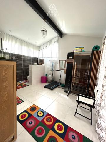 Villa
                                                                                                                                                                                                                                                                                                                        7 pièce(s)                                                                                                                                                                                                          4 chambre(s)                                                                                                                                                                                                          205  m²
