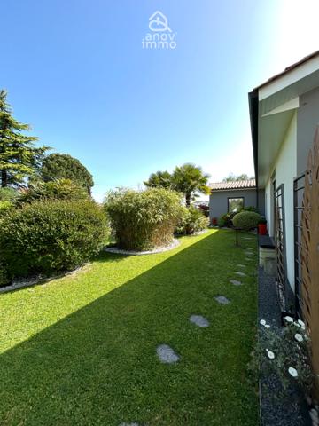 Villa
                                                                                                                                                                                                                                                                                                                        7 pièce(s)                                                                                                                                                                                                          4 chambre(s)                                                                                                                                                                                                          205  m²