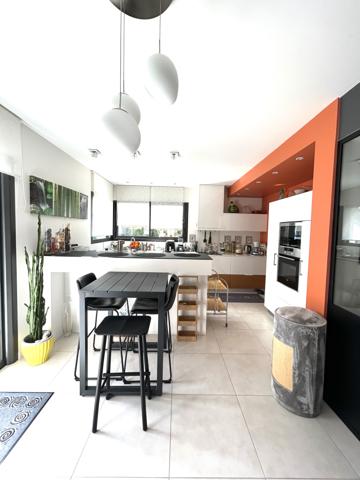 Villa
                                                                                                                                                                                                                                                                                                                        7 pièce(s)                                                                                                                                                                                                          4 chambre(s)                                                                                                                                                                                                          205  m²