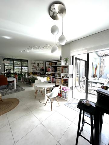 Villa
                                                                                                                                                                                                                                                                                                                        7 pièce(s)                                                                                                                                                                                                          4 chambre(s)                                                                                                                                                                                                          205  m²