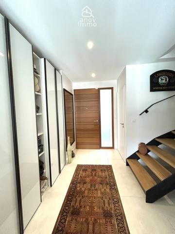 Villa
                                                                                                                                                                                                                                                                                                                        7 pièce(s)                                                                                                                                                                                                          4 chambre(s)                                                                                                                                                                                                          205  m²