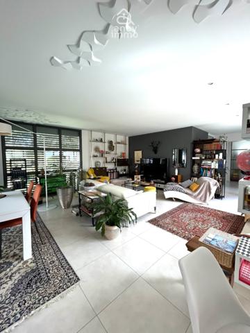 Villa
                                                                                                                                                                                                                                                                                                                        7 pièce(s)                                                                                                                                                                                                          4 chambre(s)                                                                                                                                                                                                          205  m²