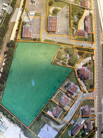 Grand terrain à bâtir en zone artisanale