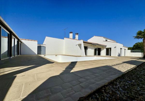 Breuillet – Élégante villa avec piscine, volumes et luminosité