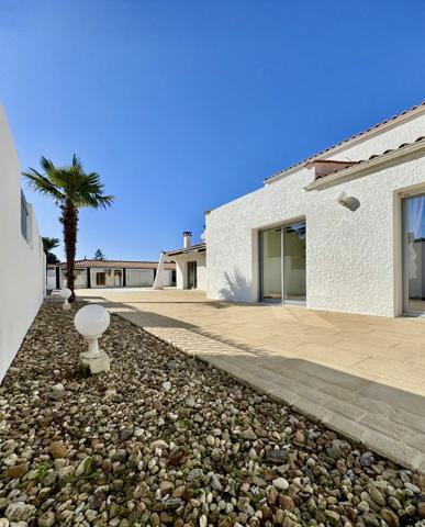 Breuillet – Élégante villa avec piscine, volumes et luminosité