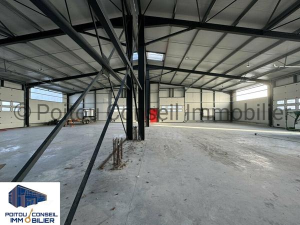 LOCAL D’ACTIVITE AVEC PARKINGS DE 702m2 sur 2000m2 DE TERRAIN AVEC POSSIBILITE DE FONCIER COMPLEMENTAIRE