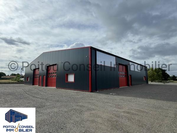 LOCAL D’ACTIVITE AVEC PARKINGS DE 702m2 sur 2000m2 DE TERRAIN AVEC POSSIBILITE DE FONCIER COMPLEMENTAIRE
