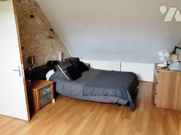 FALAISE: Maison en pierres, d'environ 120 m² habitable sur 655 m² de terrain 4 chambres