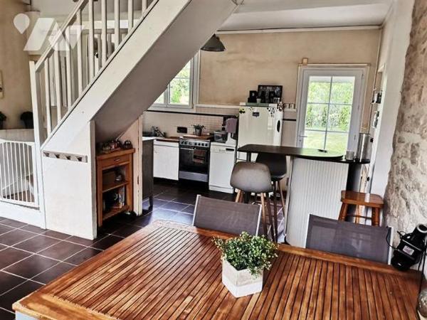 FALAISE: Maison en pierres, d'environ 120 m² habitable sur 655 m² de terrain 4 chambres