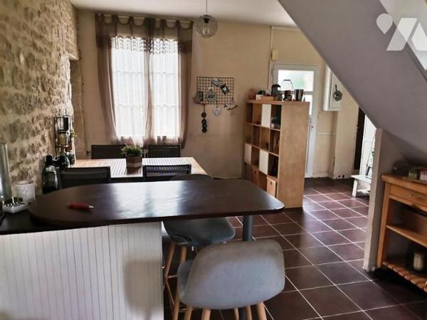 FALAISE: Maison en pierres, d'environ 120 m² habitable sur 655 m² de terrain 4 chambres