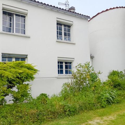 Spacieuse maison de 150m² sur un vaste terrain de 1216 m², idéale pour des projets d'extension  578 000 FAI