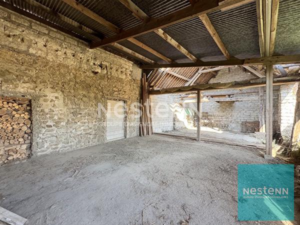 Grange édifiée sur un terrain clos de 380m² environ à vendre à Villeneuve la Guyard