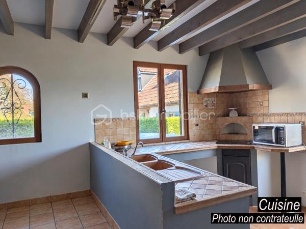 Entre Reims et Épernay, découvrez un ensemble immobilier rare composé de deux habitations indépendantes, implanté sur un terrain clos d’environ 935 m².
Cette propriété bénéficie d’un emplacement privilégié passage obligé sur la route touristique du Champagne.
L’ensemble offre une configuration particulièrement intéressante pour un projet familial, résidentiel, touristique ou professionnel, avec de nombreuses possibilités d’aménagement.
UNE PREMIÈRE MAISON DE CARACTÈRE 
La première habitation, développe environ 160 sur 2 niveaux, elle séduit par son authenticité et ses volumes.
Elle comprend au rez de chaussé un vaste espace de vie : une cuisine, un salon avec cheminée, la salle de bain et les WC . A l’étage, un palier donne sur 4 chambres authentiques 
Un garage avec grenier et une pièce supplémentaire de 20 m2 complètent l’ensemble.
Cette maison peut parfaitement convenir à une résidence principale ou secondaire, mais également à un projet de maison d’hôtes, gîte de charme, boutique, showroom ou activité professionnelle.
La seconde habitation, plus récente et contemporaine, développe environ 240 m² répartis entre un rez-de-chaussée, un rez-de-jardin et une piscine.
Au rez-de-chaussée, une surface de 120 m2 avec sa cuisine équipée haute gamme installée donnant sur une grande terrasse.
Au rez-de-jardin d’une surface d’environ 120 m2, plusieurs possibilités de 2 logements de 60 m2 environ, vous trouverez 3 chambres, 2 salons ou séjours ,2 salle de bains et WC + 1 local technique.
La propriété dispose également d’une piscine. UN ENSEMBLE À FORT POTENTIEL.
Idéal, ce bien rare représente une véritable opportunité pour un investisseur ou un vigneron souhaitant développer un projet unique dans un secteur recherché de la Champagne. 
L’ensemble, hors d’eau / hors d’air, constitue une base saine pour un projet à forte valeur ajoutée, laissant une totale liberté de conception.