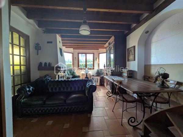 Entre Reims et Épernay, découvrez un ensemble immobilier rare composé de deux habitations indépendantes, implanté sur un terrain clos d’environ 935 m².
Cette propriété bénéficie d’un emplacement privilégié passage obligé sur la route touristique du Champagne.
L’ensemble offre une configuration particulièrement intéressante pour un projet familial, résidentiel, touristique ou professionnel, avec de nombreuses possibilités d’aménagement.
UNE PREMIÈRE MAISON DE CARACTÈRE 
La première habitation, développe environ 160 sur 2 niveaux, elle séduit par son authenticité et ses volumes.
Elle comprend au rez de chaussé un vaste espace de vie : une cuisine, un salon avec cheminée, la salle de bain et les WC . A l’étage, un palier donne sur 4 chambres authentiques 
Un garage avec grenier et une pièce supplémentaire de 20 m2 complètent l’ensemble.
Cette maison peut parfaitement convenir à une résidence principale ou secondaire, mais également à un projet de maison d’hôtes, gîte de charme, boutique, showroom ou activité professionnelle.
La seconde habitation, plus récente et contemporaine, développe environ 240 m² répartis entre un rez-de-chaussée, un rez-de-jardin et une piscine.
Au rez-de-chaussée, une surface de 120 m2 avec sa cuisine équipée haute gamme installée donnant sur une grande terrasse.
Au rez-de-jardin d’une surface d’environ 120 m2, plusieurs possibilités de 2 logements de 60 m2 environ, vous trouverez 3 chambres, 2 salons ou séjours ,2 salle de bains et WC + 1 local technique.
La propriété dispose également d’une piscine. UN ENSEMBLE À FORT POTENTIEL.
Idéal, ce bien rare représente une véritable opportunité pour un investisseur ou un vigneron souhaitant développer un projet unique dans un secteur recherché de la Champagne. 
L’ensemble, hors d’eau / hors d’air, constitue une base saine pour un projet à forte valeur ajoutée, laissant une totale liberté de conception.