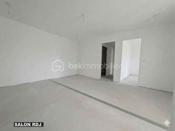 Entre Reims et Épernay, découvrez un ensemble immobilier rare composé de deux habitations indépendantes, implanté sur un terrain clos d’environ 935 m².
Cette propriété bénéficie d’un emplacement privilégié passage obligé sur la route touristique du Champagne.
L’ensemble offre une configuration particulièrement intéressante pour un projet familial, résidentiel, touristique ou professionnel, avec de nombreuses possibilités d’aménagement.
UNE PREMIÈRE MAISON DE CARACTÈRE 
La première habitation, développe environ 160 sur 2 niveaux, elle séduit par son authenticité et ses volumes.
Elle comprend au rez de chaussé un vaste espace de vie : une cuisine, un salon avec cheminée, la salle de bain et les WC . A l’étage, un palier donne sur 4 chambres authentiques 
Un garage avec grenier et une pièce supplémentaire de 20 m2 complètent l’ensemble.
Cette maison peut parfaitement convenir à une résidence principale ou secondaire, mais également à un projet de maison d’hôtes, gîte de charme, boutique, showroom ou activité professionnelle.
La seconde habitation, plus récente et contemporaine, développe environ 240 m² répartis entre un rez-de-chaussée, un rez-de-jardin et une piscine.
Au rez-de-chaussée, une surface de 120 m2 avec sa cuisine équipée haute gamme installée donnant sur une grande terrasse.
Au rez-de-jardin d’une surface d’environ 120 m2, plusieurs possibilités de 2 logements de 60 m2 environ, vous trouverez 3 chambres, 2 salons ou séjours ,2 salle de bains et WC + 1 local technique.
La propriété dispose également d’une piscine. UN ENSEMBLE À FORT POTENTIEL.
Idéal, ce bien rare représente une véritable opportunité pour un investisseur ou un vigneron souhaitant développer un projet unique dans un secteur recherché de la Champagne. 
L’ensemble, hors d’eau / hors d’air, constitue une base saine pour un projet à forte valeur ajoutée, laissant une totale liberté de conception.