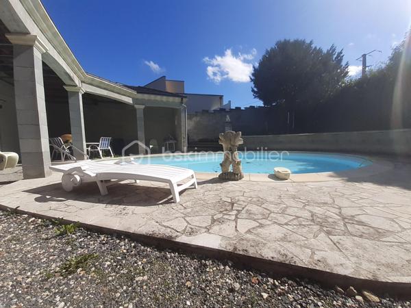 Entre Reims et Épernay, découvrez un ensemble immobilier rare composé de deux habitations indépendantes, implanté sur un terrain clos d’environ 935 m².
Cette propriété bénéficie d’un emplacement privilégié passage obligé sur la route touristique du Champagne.
L’ensemble offre une configuration particulièrement intéressante pour un projet familial, résidentiel, touristique ou professionnel, avec de nombreuses possibilités d’aménagement.
UNE PREMIÈRE MAISON DE CARACTÈRE 
La première habitation, développe environ 160 sur 2 niveaux, elle séduit par son authenticité et ses volumes.
Elle comprend au rez de chaussé un vaste espace de vie : une cuisine, un salon avec cheminée, la salle de bain et les WC . A l’étage, un palier donne sur 4 chambres authentiques 
Un garage avec grenier et une pièce supplémentaire de 20 m2 complètent l’ensemble.
Cette maison peut parfaitement convenir à une résidence principale ou secondaire, mais également à un projet de maison d’hôtes, gîte de charme, boutique, showroom ou activité professionnelle.
La seconde habitation, plus récente et contemporaine, développe environ 240 m² répartis entre un rez-de-chaussée, un rez-de-jardin et une piscine.
Au rez-de-chaussée, une surface de 120 m2 avec sa cuisine équipée haute gamme installée donnant sur une grande terrasse.
Au rez-de-jardin d’une surface d’environ 120 m2, plusieurs possibilités de 2 logements de 60 m2 environ, vous trouverez 3 chambres, 2 salons ou séjours ,2 salle de bains et WC + 1 local technique.
La propriété dispose également d’une piscine. UN ENSEMBLE À FORT POTENTIEL.
Idéal, ce bien rare représente une véritable opportunité pour un investisseur ou un vigneron souhaitant développer un projet unique dans un secteur recherché de la Champagne. 
L’ensemble, hors d’eau / hors d’air, constitue une base saine pour un projet à forte valeur ajoutée, laissant une totale liberté de conception.