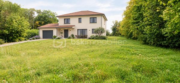 A vendre terrain constructible de 4019m2 libre de tout constructeur à quelques kilomètres d' Auneuil, village avec toutes les commodités.