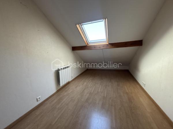 EN EXCLUSIVISÉ, située dans le quartier RECHERCHÉ et CALME du VAL FLEURI, cette maison est idéale pour une vie de FAMILLE, à deux pas des écoles, des transports et de la forêt. 
Un cadre de vie PAISIBLE et VERDOYANT, tout en restant proche de toutes les commodités.

La maison offre une SURFACE HABITABLE de 92 m² (loi Carrez), à laquelle s’ajoutent PLUSIEURS ESPACES fonctionnels :
- Une VÉRANDA lumineuse de 17 m² donnant directement sur le JARDIN,
- Un ATELIER attenant de 8 m², parfait pour le bricolage, le rangement, ou tout autre fonction.
- Une pièce au-dessus du garage de 16 m² au sol, idéale comme 4ᵉ CHAMBRE, salle de jeux ou espace télétravail.

Au rez-de-chaussée: 
Vous découvrirez, une entrée, donnant sur une pièce de vie LUMIEUSE avec une cuisine OUVERTE aménagée et un accès direct à la VÉRANDA.
Un dégagement avec rangements et WC indépendant avec lave-mains.
Un GARAGE de 19m², idéal pour votre véhicule, avec un point d'eau offrant la possibilité d'aménager un ESPACE BUANDERIE.

À l’étage :
Un couloir avec rangements desservant :
- Trois chambres dont une avec placards intégrés et une avec DOUCHE privative,
- Une salle de bains avec BAIGNOIRE, 
- Une pièce supplémentaire au-dessus du garage.

L’ensemble sur un terrain clos et arboré, idéal pour profiter des beaux jours en toute tranquillité.
Quelques travaux de rafraichissement à prévoir.

Les +++
- Environnement
- Quartier recherché
- Superficie totale ( environ 130m² au sol)
- Jardin clos et sécurisé
- Porte d'entrée et porte fenêtre changées récemment 
- Ballon d'eau chaude ( 2023)  
- Radiateurs électriques à inertie (2019)
- Démoussage de la toiture + traitement antimousse  (2025)

Une maison pleine de potentiel, rare sur le secteur !
A VISITER SANS TARDER ! 
Contactez- moi dès maintenant pour organiser une visite- disponible 7jrs/7 !
Ouvert à la VENTE EN PARTAGE avec mes confrères de l'immobilier.