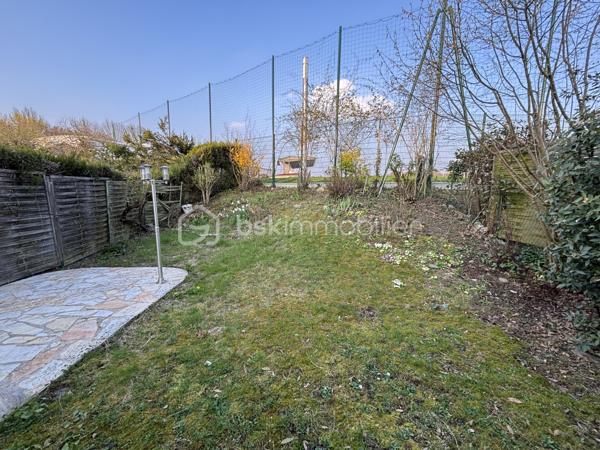 EN EXCLUSIVISÉ, située dans le quartier RECHERCHÉ et CALME du VAL FLEURI, cette maison est idéale pour une vie de FAMILLE, à deux pas des écoles, des transports et de la forêt. 
Un cadre de vie PAISIBLE et VERDOYANT, tout en restant proche de toutes les commodités.

La maison offre une SURFACE HABITABLE de 92 m² (loi Carrez), à laquelle s’ajoutent PLUSIEURS ESPACES fonctionnels :
- Une VÉRANDA lumineuse de 17 m² donnant directement sur le JARDIN,
- Un ATELIER attenant de 8 m², parfait pour le bricolage, le rangement, ou tout autre fonction.
- Une pièce au-dessus du garage de 16 m² au sol, idéale comme 4ᵉ CHAMBRE, salle de jeux ou espace télétravail.

Au rez-de-chaussée: 
Vous découvrirez, une entrée, donnant sur une pièce de vie LUMIEUSE avec une cuisine OUVERTE aménagée et un accès direct à la VÉRANDA.
Un dégagement avec rangements et WC indépendant avec lave-mains.
Un GARAGE de 19m², idéal pour votre véhicule, avec un point d'eau offrant la possibilité d'aménager un ESPACE BUANDERIE.

À l’étage :
Un couloir avec rangements desservant :
- Trois chambres dont une avec placards intégrés et une avec DOUCHE privative,
- Une salle de bains avec BAIGNOIRE, 
- Une pièce supplémentaire au-dessus du garage.

L’ensemble sur un terrain clos et arboré, idéal pour profiter des beaux jours en toute tranquillité.
Quelques travaux de rafraichissement à prévoir.

Les +++
- Environnement
- Quartier recherché
- Superficie totale ( environ 130m² au sol)
- Jardin clos et sécurisé
- Porte d'entrée et porte fenêtre changées récemment 
- Ballon d'eau chaude ( 2023)  
- Radiateurs électriques à inertie (2019)
- Démoussage de la toiture + traitement antimousse  (2025)

Une maison pleine de potentiel, rare sur le secteur !
A VISITER SANS TARDER ! 
Contactez- moi dès maintenant pour organiser une visite- disponible 7jrs/7 !
Ouvert à la VENTE EN PARTAGE avec mes confrères de l'immobilier.
