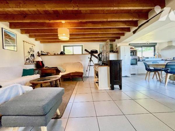 Ensemble de 2 maisons situées au calme

La maison principale est une maison en pierres recons...