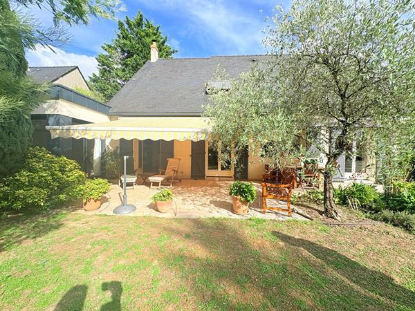A vendre aux portes d'ANGERS sur la commune de Bouchemaine, maison lumineuse avec double orientation, vaste séjour de plus de 50m² donnant sur le jardin, 5 chambres dont une chambre de plain pied, 3 salles de bains, une grande cuisine, un garage plus deux