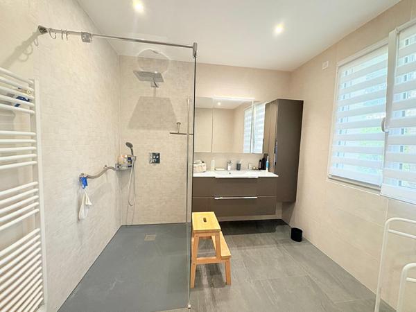 A vendre aux portes d'ANGERS sur la commune de Bouchemaine, maison lumineuse avec double orientation, vaste séjour de plus de 50m² donnant sur le jardin, 5 chambres dont une chambre de plain pied, 3 salles de bains, une grande cuisine, un garage plus deux