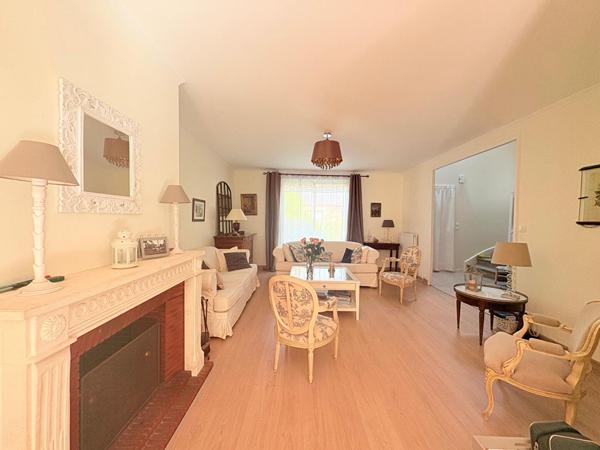 A vendre aux portes d'ANGERS sur la commune de Bouchemaine, maison lumineuse avec double orientation, vaste séjour de plus de 50m² donnant sur le jardin, 5 chambres dont une chambre de plain pied, 3 salles de bains, une grande cuisine, un garage plus deux