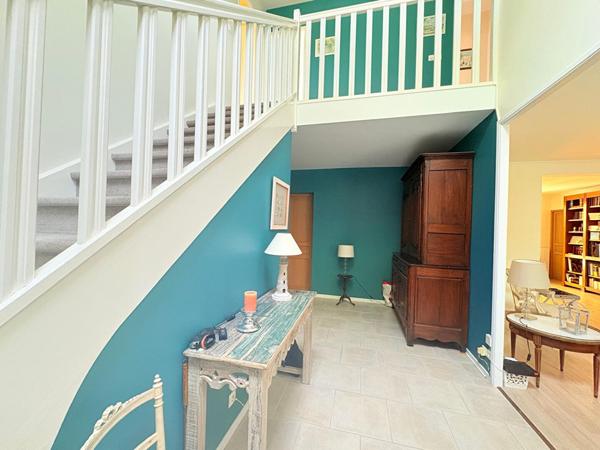 A vendre aux portes d'ANGERS sur la commune de Bouchemaine, maison lumineuse avec double orientation, vaste séjour de plus de 50m² donnant sur le jardin, 5 chambres dont une chambre de plain pied, 3 salles de bains, une grande cuisine, un garage plus deux