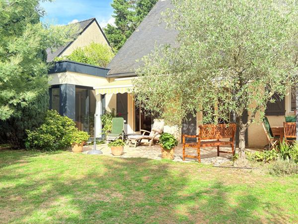 A vendre aux portes d'ANGERS sur la commune de Bouchemaine, maison lumineuse avec double orientation, vaste séjour de plus de 50m² donnant sur le jardin, 5 chambres dont une chambre de plain pied, 3 salles de bains, une grande cuisine, un garage plus deux