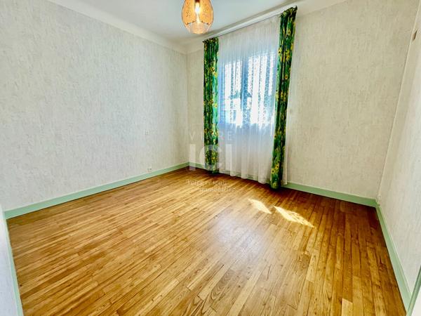 MAISON - 4 CHAMBRES - 800m² - BOURG HERIC