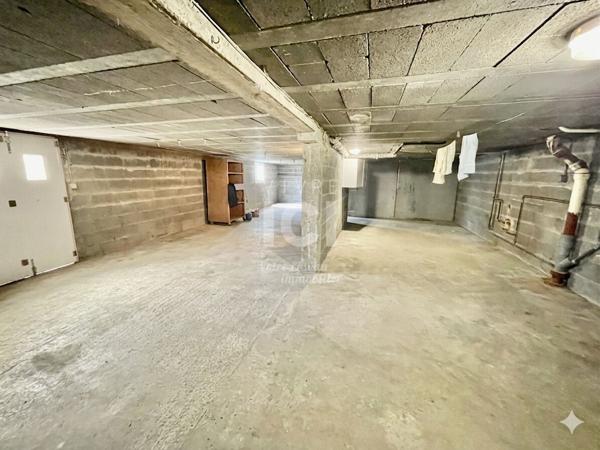 MAISON - 4 CHAMBRES - 800m² - BOURG HERIC