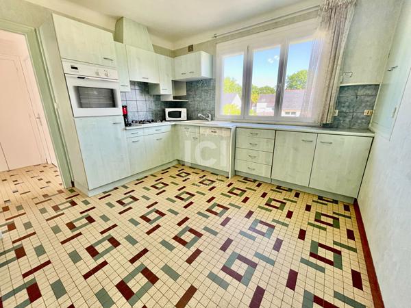 MAISON - 4 CHAMBRES - 800m² - BOURG HERIC