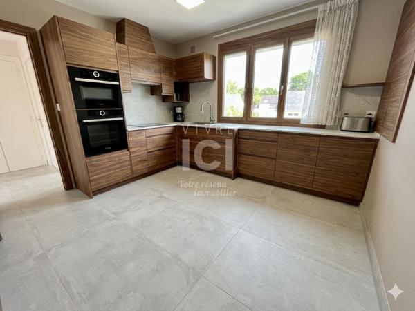MAISON - 4 CHAMBRES - 800m² - BOURG HERIC