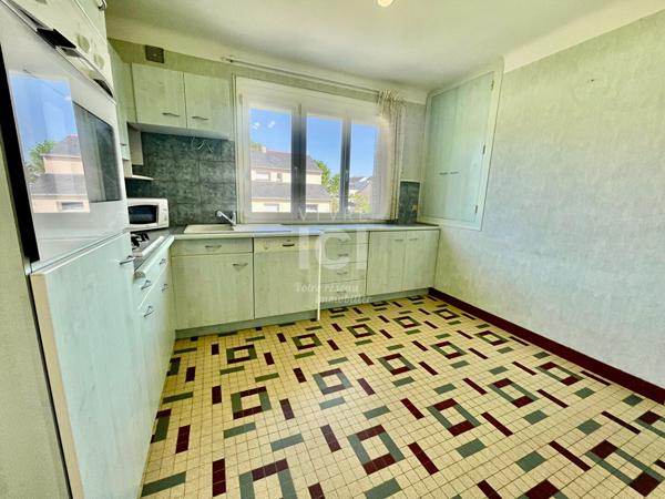 MAISON - 4 CHAMBRES - 800m² - BOURG HERIC
