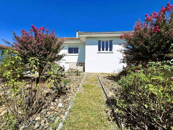 À Tartas, découvrez cette maison des années 1960 offrant un potentiel exceptionnel pour un projet familial, professionnel ou locatif.

Vous recherchez une propriété avec de l’espace, du terrain et surtout de nombreuses possibilités d’aménagement ? Cette maison pourrait bien être celle qu’il vous faut !

Implantée sur une belle parcelle d’environ 2 000 m², cette propriété développe actuellement environ 100 m² d’habitation, auxquels s’ajoutent une dépendance d’environ 160 m² offrant de multiples possibilités selon vos projets.

L’habitation principale est située à l’étage et se compose d’un espace de vie, de 3 à 4 chambres selon l’aménagement souhaité, ainsi que d’une véranda et de deux balcons.

La maison nécessite une rénovation, mais c’est précisément ce qui fait tout son intérêt : vous pourrez repenser les espaces, moderniser les volumes et créer un intérieur qui correspond réellement à vos envies.

Au rez-de-chaussée, vous disposez notamment d’un garage, d’une lingerie ainsi que de surfaces complémentaires qui peuvent être exploitées et aménagées.

Imaginez par exemple un espace dédié au sport, une salle de loisirs, un atelier, du stockage ou encore une extension de l’espace de vie.

UNE DÉPENDANCE DE 160 M² : LE VÉRITABLE ATOUT DE LA PROPRIÉTÉ

C’est sans aucun doute l’un des points forts de cette propriété.

Avec environ 160 m² disponibles, cette dépendance ouvre la porte à de nombreux projets.

Vous êtes artisan ?
Elle peut devenir un véritable dépôt professionnel, un atelier ou un espace de stockage, avec la possibilité de travailler directement depuis votre propriété.

Vous souhaitez créer un logement indépendant ?
Son volume permet d’envisager un projet d’appartement indépendant, sous réserve des autorisations et contraintes techniques et urbanistiques applicables.

Vous envisagez un investissement locatif ?
La création d'un logement indépendant pourrait permettre d'imaginer une location à l'année ou, selon la réglementation locale et les autorisations nécessaires, un projet de location saisonnière ou de courte durée.

Vous avez un projet familial ?
Cette dépendance peut également être pensée comme un espace indépendant pour accueillir famille ou proches, toujours sous réserve de faisabilité technique et administrative.

Les possibilités sont nombreuses et pourront être étudiées en fonction de votre projet.

UN EXTÉRIEUR QUI OFFRE ÉGALEMENT DE BELLES POSSIBILITÉS

La propriété bénéficie d'un terrain d'environ 2 000 m², offrant un bel espace extérieur et de nombreuses possibilités d'aménagement.

Vous profiterez également d'une piscine hors sol, idéale pour les beaux jours.

Avec cette surface de terrain, chacun pourra imaginer son extérieur : jardin paysager, espace détente, potager, aire de jeux, stationnement, espace piscine ou encore aménagement destiné à une activité professionnelle.

UN EMPLACEMENT IDÉAL ENTRE VILLE ET OCÉAN

Située à Tartas, cette propriété bénéficie d'un emplacement intéressant pour ceux qui souhaitent profiter d'un environnement agréable tout en restant à distance raisonnable du littoral.

Autre atout particulièrement recherché : les plages sont accessibles en moins de 35 minutes, permettant de profiter facilement des plaisirs de l'océan tout en bénéficiant d'un cadre de vie plus paisible.

UNE PROPRIÉTÉ POUR LES AMOUREUX DE PROJETS

Cette maison ne s'adresse pas uniquement à ceux qui recherchent un bien immédiatement prêt à habiter.

Elle séduira particulièrement les acquéreurs capables de se projeter et de valoriser un fort potentiel.

Maison familiale, résidence principale, projet professionnel, création d'un logement indépendant, investissement locatif ou projet mixte habitation + activité professionnelle : les possibilités sont nombreuses.

Avec ses volumes, ses dépendances, son terrain de 2 000 m² et sa proximité du littoral, cette propriété constitue une belle opportunité pour créer un projet entièrement personnalisé et révéler tout le potentiel de l'existant.

Une visite permettra de mieux apprécier les volumes et surtout d'imaginer tout ce qu'il est possible d'en faire.

- Tartas
- Maison des années 1960
- Environ 100 m² d'habitation
- Environ 160 m² de dépendance
- Terrain d'environ 2 000 m²
- 3 à 4 chambres
- Véranda
- 2 balcons
- Garage
- Lingerie
- Piscine hors sol
- Gros potentiel après rénovation
- Idéal artisan / dépôt / atelier
- Potentiel de création d'un logement indépendant
- Plages à moins de 35 minutes

Contactez moi dès à présent pour programmer votre visite