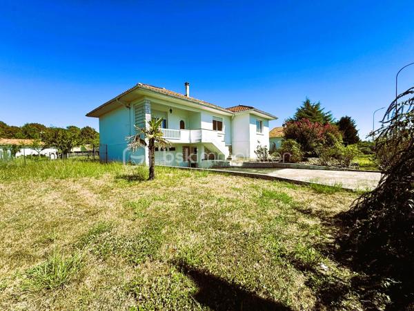 À Tartas, découvrez cette maison des années 1960 offrant un potentiel exceptionnel pour un projet familial, professionnel ou locatif.

Vous recherchez une propriété avec de l’espace, du terrain et surtout de nombreuses possibilités d’aménagement ? Cette maison pourrait bien être celle qu’il vous faut !

Implantée sur une belle parcelle d’environ 2 000 m², cette propriété développe actuellement environ 100 m² d’habitation, auxquels s’ajoutent une dépendance d’environ 160 m² offrant de multiples possibilités selon vos projets.

L’habitation principale est située à l’étage et se compose d’un espace de vie, de 3 à 4 chambres selon l’aménagement souhaité, ainsi que d’une véranda et de deux balcons.

La maison nécessite une rénovation, mais c’est précisément ce qui fait tout son intérêt : vous pourrez repenser les espaces, moderniser les volumes et créer un intérieur qui correspond réellement à vos envies.

Au rez-de-chaussée, vous disposez notamment d’un garage, d’une lingerie ainsi que de surfaces complémentaires qui peuvent être exploitées et aménagées.

Imaginez par exemple un espace dédié au sport, une salle de loisirs, un atelier, du stockage ou encore une extension de l’espace de vie.

UNE DÉPENDANCE DE 160 M² : LE VÉRITABLE ATOUT DE LA PROPRIÉTÉ

C’est sans aucun doute l’un des points forts de cette propriété.

Avec environ 160 m² disponibles, cette dépendance ouvre la porte à de nombreux projets.

Vous êtes artisan ?
Elle peut devenir un véritable dépôt professionnel, un atelier ou un espace de stockage, avec la possibilité de travailler directement depuis votre propriété.

Vous souhaitez créer un logement indépendant ?
Son volume permet d’envisager un projet d’appartement indépendant, sous réserve des autorisations et contraintes techniques et urbanistiques applicables.

Vous envisagez un investissement locatif ?
La création d'un logement indépendant pourrait permettre d'imaginer une location à l'année ou, selon la réglementation locale et les autorisations nécessaires, un projet de location saisonnière ou de courte durée.

Vous avez un projet familial ?
Cette dépendance peut également être pensée comme un espace indépendant pour accueillir famille ou proches, toujours sous réserve de faisabilité technique et administrative.

Les possibilités sont nombreuses et pourront être étudiées en fonction de votre projet.

UN EXTÉRIEUR QUI OFFRE ÉGALEMENT DE BELLES POSSIBILITÉS

La propriété bénéficie d'un terrain d'environ 2 000 m², offrant un bel espace extérieur et de nombreuses possibilités d'aménagement.

Vous profiterez également d'une piscine hors sol, idéale pour les beaux jours.

Avec cette surface de terrain, chacun pourra imaginer son extérieur : jardin paysager, espace détente, potager, aire de jeux, stationnement, espace piscine ou encore aménagement destiné à une activité professionnelle.

UN EMPLACEMENT IDÉAL ENTRE VILLE ET OCÉAN

Située à Tartas, cette propriété bénéficie d'un emplacement intéressant pour ceux qui souhaitent profiter d'un environnement agréable tout en restant à distance raisonnable du littoral.

Autre atout particulièrement recherché : les plages sont accessibles en moins de 35 minutes, permettant de profiter facilement des plaisirs de l'océan tout en bénéficiant d'un cadre de vie plus paisible.

UNE PROPRIÉTÉ POUR LES AMOUREUX DE PROJETS

Cette maison ne s'adresse pas uniquement à ceux qui recherchent un bien immédiatement prêt à habiter.

Elle séduira particulièrement les acquéreurs capables de se projeter et de valoriser un fort potentiel.

Maison familiale, résidence principale, projet professionnel, création d'un logement indépendant, investissement locatif ou projet mixte habitation + activité professionnelle : les possibilités sont nombreuses.

Avec ses volumes, ses dépendances, son terrain de 2 000 m² et sa proximité du littoral, cette propriété constitue une belle opportunité pour créer un projet entièrement personnalisé et révéler tout le potentiel de l'existant.

Une visite permettra de mieux apprécier les volumes et surtout d'imaginer tout ce qu'il est possible d'en faire.

- Tartas
- Maison des années 1960
- Environ 100 m² d'habitation
- Environ 160 m² de dépendance
- Terrain d'environ 2 000 m²
- 3 à 4 chambres
- Véranda
- 2 balcons
- Garage
- Lingerie
- Piscine hors sol
- Gros potentiel après rénovation
- Idéal artisan / dépôt / atelier
- Potentiel de création d'un logement indépendant
- Plages à moins de 35 minutes

Contactez moi dès à présent pour programmer votre visite