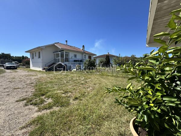 À Tartas, découvrez cette maison des années 1960 offrant un potentiel exceptionnel pour un projet familial, professionnel ou locatif.

Vous recherchez une propriété avec de l’espace, du terrain et surtout de nombreuses possibilités d’aménagement ? Cette maison pourrait bien être celle qu’il vous faut !

Implantée sur une belle parcelle d’environ 2 000 m², cette propriété développe actuellement environ 100 m² d’habitation, auxquels s’ajoutent une dépendance d’environ 160 m² offrant de multiples possibilités selon vos projets.

L’habitation principale est située à l’étage et se compose d’un espace de vie, de 3 à 4 chambres selon l’aménagement souhaité, ainsi que d’une véranda et de deux balcons.

La maison nécessite une rénovation, mais c’est précisément ce qui fait tout son intérêt : vous pourrez repenser les espaces, moderniser les volumes et créer un intérieur qui correspond réellement à vos envies.

Au rez-de-chaussée, vous disposez notamment d’un garage, d’une lingerie ainsi que de surfaces complémentaires qui peuvent être exploitées et aménagées.

Imaginez par exemple un espace dédié au sport, une salle de loisirs, un atelier, du stockage ou encore une extension de l’espace de vie.

UNE DÉPENDANCE DE 160 M² : LE VÉRITABLE ATOUT DE LA PROPRIÉTÉ

C’est sans aucun doute l’un des points forts de cette propriété.

Avec environ 160 m² disponibles, cette dépendance ouvre la porte à de nombreux projets.

Vous êtes artisan ?
Elle peut devenir un véritable dépôt professionnel, un atelier ou un espace de stockage, avec la possibilité de travailler directement depuis votre propriété.

Vous souhaitez créer un logement indépendant ?
Son volume permet d’envisager un projet d’appartement indépendant, sous réserve des autorisations et contraintes techniques et urbanistiques applicables.

Vous envisagez un investissement locatif ?
La création d'un logement indépendant pourrait permettre d'imaginer une location à l'année ou, selon la réglementation locale et les autorisations nécessaires, un projet de location saisonnière ou de courte durée.

Vous avez un projet familial ?
Cette dépendance peut également être pensée comme un espace indépendant pour accueillir famille ou proches, toujours sous réserve de faisabilité technique et administrative.

Les possibilités sont nombreuses et pourront être étudiées en fonction de votre projet.

UN EXTÉRIEUR QUI OFFRE ÉGALEMENT DE BELLES POSSIBILITÉS

La propriété bénéficie d'un terrain d'environ 2 000 m², offrant un bel espace extérieur et de nombreuses possibilités d'aménagement.

Vous profiterez également d'une piscine hors sol, idéale pour les beaux jours.

Avec cette surface de terrain, chacun pourra imaginer son extérieur : jardin paysager, espace détente, potager, aire de jeux, stationnement, espace piscine ou encore aménagement destiné à une activité professionnelle.

UN EMPLACEMENT IDÉAL ENTRE VILLE ET OCÉAN

Située à Tartas, cette propriété bénéficie d'un emplacement intéressant pour ceux qui souhaitent profiter d'un environnement agréable tout en restant à distance raisonnable du littoral.

Autre atout particulièrement recherché : les plages sont accessibles en moins de 35 minutes, permettant de profiter facilement des plaisirs de l'océan tout en bénéficiant d'un cadre de vie plus paisible.

UNE PROPRIÉTÉ POUR LES AMOUREUX DE PROJETS

Cette maison ne s'adresse pas uniquement à ceux qui recherchent un bien immédiatement prêt à habiter.

Elle séduira particulièrement les acquéreurs capables de se projeter et de valoriser un fort potentiel.

Maison familiale, résidence principale, projet professionnel, création d'un logement indépendant, investissement locatif ou projet mixte habitation + activité professionnelle : les possibilités sont nombreuses.

Avec ses volumes, ses dépendances, son terrain de 2 000 m² et sa proximité du littoral, cette propriété constitue une belle opportunité pour créer un projet entièrement personnalisé et révéler tout le potentiel de l'existant.

Une visite permettra de mieux apprécier les volumes et surtout d'imaginer tout ce qu'il est possible d'en faire.

- Tartas
- Maison des années 1960
- Environ 100 m² d'habitation
- Environ 160 m² de dépendance
- Terrain d'environ 2 000 m²
- 3 à 4 chambres
- Véranda
- 2 balcons
- Garage
- Lingerie
- Piscine hors sol
- Gros potentiel après rénovation
- Idéal artisan / dépôt / atelier
- Potentiel de création d'un logement indépendant
- Plages à moins de 35 minutes

Contactez moi dès à présent pour programmer votre visite