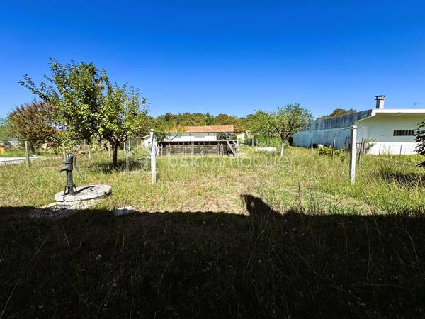 À Tartas, découvrez cette maison des années 1960 offrant un potentiel exceptionnel pour un projet familial, professionnel ou locatif.

Vous recherchez une propriété avec de l’espace, du terrain et surtout de nombreuses possibilités d’aménagement ? Cette maison pourrait bien être celle qu’il vous faut !

Implantée sur une belle parcelle d’environ 2 000 m², cette propriété développe actuellement environ 100 m² d’habitation, auxquels s’ajoutent une dépendance d’environ 160 m² offrant de multiples possibilités selon vos projets.

L’habitation principale est située à l’étage et se compose d’un espace de vie, de 3 à 4 chambres selon l’aménagement souhaité, ainsi que d’une véranda et de deux balcons.

La maison nécessite une rénovation, mais c’est précisément ce qui fait tout son intérêt : vous pourrez repenser les espaces, moderniser les volumes et créer un intérieur qui correspond réellement à vos envies.

Au rez-de-chaussée, vous disposez notamment d’un garage, d’une lingerie ainsi que de surfaces complémentaires qui peuvent être exploitées et aménagées.

Imaginez par exemple un espace dédié au sport, une salle de loisirs, un atelier, du stockage ou encore une extension de l’espace de vie.

UNE DÉPENDANCE DE 160 M² : LE VÉRITABLE ATOUT DE LA PROPRIÉTÉ

C’est sans aucun doute l’un des points forts de cette propriété.

Avec environ 160 m² disponibles, cette dépendance ouvre la porte à de nombreux projets.

Vous êtes artisan ?
Elle peut devenir un véritable dépôt professionnel, un atelier ou un espace de stockage, avec la possibilité de travailler directement depuis votre propriété.

Vous souhaitez créer un logement indépendant ?
Son volume permet d’envisager un projet d’appartement indépendant, sous réserve des autorisations et contraintes techniques et urbanistiques applicables.

Vous envisagez un investissement locatif ?
La création d'un logement indépendant pourrait permettre d'imaginer une location à l'année ou, selon la réglementation locale et les autorisations nécessaires, un projet de location saisonnière ou de courte durée.

Vous avez un projet familial ?
Cette dépendance peut également être pensée comme un espace indépendant pour accueillir famille ou proches, toujours sous réserve de faisabilité technique et administrative.

Les possibilités sont nombreuses et pourront être étudiées en fonction de votre projet.

UN EXTÉRIEUR QUI OFFRE ÉGALEMENT DE BELLES POSSIBILITÉS

La propriété bénéficie d'un terrain d'environ 2 000 m², offrant un bel espace extérieur et de nombreuses possibilités d'aménagement.

Vous profiterez également d'une piscine hors sol, idéale pour les beaux jours.

Avec cette surface de terrain, chacun pourra imaginer son extérieur : jardin paysager, espace détente, potager, aire de jeux, stationnement, espace piscine ou encore aménagement destiné à une activité professionnelle.

UN EMPLACEMENT IDÉAL ENTRE VILLE ET OCÉAN

Située à Tartas, cette propriété bénéficie d'un emplacement intéressant pour ceux qui souhaitent profiter d'un environnement agréable tout en restant à distance raisonnable du littoral.

Autre atout particulièrement recherché : les plages sont accessibles en moins de 35 minutes, permettant de profiter facilement des plaisirs de l'océan tout en bénéficiant d'un cadre de vie plus paisible.

UNE PROPRIÉTÉ POUR LES AMOUREUX DE PROJETS

Cette maison ne s'adresse pas uniquement à ceux qui recherchent un bien immédiatement prêt à habiter.

Elle séduira particulièrement les acquéreurs capables de se projeter et de valoriser un fort potentiel.

Maison familiale, résidence principale, projet professionnel, création d'un logement indépendant, investissement locatif ou projet mixte habitation + activité professionnelle : les possibilités sont nombreuses.

Avec ses volumes, ses dépendances, son terrain de 2 000 m² et sa proximité du littoral, cette propriété constitue une belle opportunité pour créer un projet entièrement personnalisé et révéler tout le potentiel de l'existant.

Une visite permettra de mieux apprécier les volumes et surtout d'imaginer tout ce qu'il est possible d'en faire.

- Tartas
- Maison des années 1960
- Environ 100 m² d'habitation
- Environ 160 m² de dépendance
- Terrain d'environ 2 000 m²
- 3 à 4 chambres
- Véranda
- 2 balcons
- Garage
- Lingerie
- Piscine hors sol
- Gros potentiel après rénovation
- Idéal artisan / dépôt / atelier
- Potentiel de création d'un logement indépendant
- Plages à moins de 35 minutes

Contactez moi dès à présent pour programmer votre visite