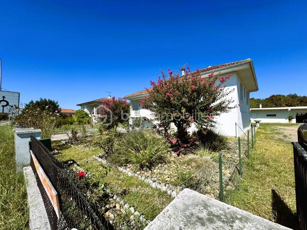 À Tartas, découvrez cette maison des années 1960 offrant un potentiel exceptionnel pour un projet familial, professionnel ou locatif.

Vous recherchez une propriété avec de l’espace, du terrain et surtout de nombreuses possibilités d’aménagement ? Cette maison pourrait bien être celle qu’il vous faut !

Implantée sur une belle parcelle d’environ 2 000 m², cette propriété développe actuellement environ 100 m² d’habitation, auxquels s’ajoutent une dépendance d’environ 160 m² offrant de multiples possibilités selon vos projets.

L’habitation principale est située à l’étage et se compose d’un espace de vie, de 3 à 4 chambres selon l’aménagement souhaité, ainsi que d’une véranda et de deux balcons.

La maison nécessite une rénovation, mais c’est précisément ce qui fait tout son intérêt : vous pourrez repenser les espaces, moderniser les volumes et créer un intérieur qui correspond réellement à vos envies.

Au rez-de-chaussée, vous disposez notamment d’un garage, d’une lingerie ainsi que de surfaces complémentaires qui peuvent être exploitées et aménagées.

Imaginez par exemple un espace dédié au sport, une salle de loisirs, un atelier, du stockage ou encore une extension de l’espace de vie.

UNE DÉPENDANCE DE 160 M² : LE VÉRITABLE ATOUT DE LA PROPRIÉTÉ

C’est sans aucun doute l’un des points forts de cette propriété.

Avec environ 160 m² disponibles, cette dépendance ouvre la porte à de nombreux projets.

Vous êtes artisan ?
Elle peut devenir un véritable dépôt professionnel, un atelier ou un espace de stockage, avec la possibilité de travailler directement depuis votre propriété.

Vous souhaitez créer un logement indépendant ?
Son volume permet d’envisager un projet d’appartement indépendant, sous réserve des autorisations et contraintes techniques et urbanistiques applicables.

Vous envisagez un investissement locatif ?
La création d'un logement indépendant pourrait permettre d'imaginer une location à l'année ou, selon la réglementation locale et les autorisations nécessaires, un projet de location saisonnière ou de courte durée.

Vous avez un projet familial ?
Cette dépendance peut également être pensée comme un espace indépendant pour accueillir famille ou proches, toujours sous réserve de faisabilité technique et administrative.

Les possibilités sont nombreuses et pourront être étudiées en fonction de votre projet.

UN EXTÉRIEUR QUI OFFRE ÉGALEMENT DE BELLES POSSIBILITÉS

La propriété bénéficie d'un terrain d'environ 2 000 m², offrant un bel espace extérieur et de nombreuses possibilités d'aménagement.

Vous profiterez également d'une piscine hors sol, idéale pour les beaux jours.

Avec cette surface de terrain, chacun pourra imaginer son extérieur : jardin paysager, espace détente, potager, aire de jeux, stationnement, espace piscine ou encore aménagement destiné à une activité professionnelle.

UN EMPLACEMENT IDÉAL ENTRE VILLE ET OCÉAN

Située à Tartas, cette propriété bénéficie d'un emplacement intéressant pour ceux qui souhaitent profiter d'un environnement agréable tout en restant à distance raisonnable du littoral.

Autre atout particulièrement recherché : les plages sont accessibles en moins de 35 minutes, permettant de profiter facilement des plaisirs de l'océan tout en bénéficiant d'un cadre de vie plus paisible.

UNE PROPRIÉTÉ POUR LES AMOUREUX DE PROJETS

Cette maison ne s'adresse pas uniquement à ceux qui recherchent un bien immédiatement prêt à habiter.

Elle séduira particulièrement les acquéreurs capables de se projeter et de valoriser un fort potentiel.

Maison familiale, résidence principale, projet professionnel, création d'un logement indépendant, investissement locatif ou projet mixte habitation + activité professionnelle : les possibilités sont nombreuses.

Avec ses volumes, ses dépendances, son terrain de 2 000 m² et sa proximité du littoral, cette propriété constitue une belle opportunité pour créer un projet entièrement personnalisé et révéler tout le potentiel de l'existant.

Une visite permettra de mieux apprécier les volumes et surtout d'imaginer tout ce qu'il est possible d'en faire.

- Tartas
- Maison des années 1960
- Environ 100 m² d'habitation
- Environ 160 m² de dépendance
- Terrain d'environ 2 000 m²
- 3 à 4 chambres
- Véranda
- 2 balcons
- Garage
- Lingerie
- Piscine hors sol
- Gros potentiel après rénovation
- Idéal artisan / dépôt / atelier
- Potentiel de création d'un logement indépendant
- Plages à moins de 35 minutes

Contactez moi dès à présent pour programmer votre visite