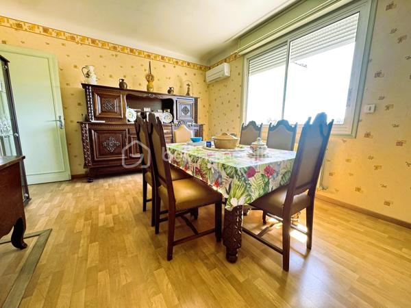 À Tartas, découvrez cette maison des années 1960 offrant un potentiel exceptionnel pour un projet familial, professionnel ou locatif.

Vous recherchez une propriété avec de l’espace, du terrain et surtout de nombreuses possibilités d’aménagement ? Cette maison pourrait bien être celle qu’il vous faut !

Implantée sur une belle parcelle d’environ 2 000 m², cette propriété développe actuellement environ 100 m² d’habitation, auxquels s’ajoutent une dépendance d’environ 160 m² offrant de multiples possibilités selon vos projets.

L’habitation principale est située à l’étage et se compose d’un espace de vie, de 3 à 4 chambres selon l’aménagement souhaité, ainsi que d’une véranda et de deux balcons.

La maison nécessite une rénovation, mais c’est précisément ce qui fait tout son intérêt : vous pourrez repenser les espaces, moderniser les volumes et créer un intérieur qui correspond réellement à vos envies.

Au rez-de-chaussée, vous disposez notamment d’un garage, d’une lingerie ainsi que de surfaces complémentaires qui peuvent être exploitées et aménagées.

Imaginez par exemple un espace dédié au sport, une salle de loisirs, un atelier, du stockage ou encore une extension de l’espace de vie.

UNE DÉPENDANCE DE 160 M² : LE VÉRITABLE ATOUT DE LA PROPRIÉTÉ

C’est sans aucun doute l’un des points forts de cette propriété.

Avec environ 160 m² disponibles, cette dépendance ouvre la porte à de nombreux projets.

Vous êtes artisan ?
Elle peut devenir un véritable dépôt professionnel, un atelier ou un espace de stockage, avec la possibilité de travailler directement depuis votre propriété.

Vous souhaitez créer un logement indépendant ?
Son volume permet d’envisager un projet d’appartement indépendant, sous réserve des autorisations et contraintes techniques et urbanistiques applicables.

Vous envisagez un investissement locatif ?
La création d'un logement indépendant pourrait permettre d'imaginer une location à l'année ou, selon la réglementation locale et les autorisations nécessaires, un projet de location saisonnière ou de courte durée.

Vous avez un projet familial ?
Cette dépendance peut également être pensée comme un espace indépendant pour accueillir famille ou proches, toujours sous réserve de faisabilité technique et administrative.

Les possibilités sont nombreuses et pourront être étudiées en fonction de votre projet.

UN EXTÉRIEUR QUI OFFRE ÉGALEMENT DE BELLES POSSIBILITÉS

La propriété bénéficie d'un terrain d'environ 2 000 m², offrant un bel espace extérieur et de nombreuses possibilités d'aménagement.

Vous profiterez également d'une piscine hors sol, idéale pour les beaux jours.

Avec cette surface de terrain, chacun pourra imaginer son extérieur : jardin paysager, espace détente, potager, aire de jeux, stationnement, espace piscine ou encore aménagement destiné à une activité professionnelle.

UN EMPLACEMENT IDÉAL ENTRE VILLE ET OCÉAN

Située à Tartas, cette propriété bénéficie d'un emplacement intéressant pour ceux qui souhaitent profiter d'un environnement agréable tout en restant à distance raisonnable du littoral.

Autre atout particulièrement recherché : les plages sont accessibles en moins de 35 minutes, permettant de profiter facilement des plaisirs de l'océan tout en bénéficiant d'un cadre de vie plus paisible.

UNE PROPRIÉTÉ POUR LES AMOUREUX DE PROJETS

Cette maison ne s'adresse pas uniquement à ceux qui recherchent un bien immédiatement prêt à habiter.

Elle séduira particulièrement les acquéreurs capables de se projeter et de valoriser un fort potentiel.

Maison familiale, résidence principale, projet professionnel, création d'un logement indépendant, investissement locatif ou projet mixte habitation + activité professionnelle : les possibilités sont nombreuses.

Avec ses volumes, ses dépendances, son terrain de 2 000 m² et sa proximité du littoral, cette propriété constitue une belle opportunité pour créer un projet entièrement personnalisé et révéler tout le potentiel de l'existant.

Une visite permettra de mieux apprécier les volumes et surtout d'imaginer tout ce qu'il est possible d'en faire.

- Tartas
- Maison des années 1960
- Environ 100 m² d'habitation
- Environ 160 m² de dépendance
- Terrain d'environ 2 000 m²
- 3 à 4 chambres
- Véranda
- 2 balcons
- Garage
- Lingerie
- Piscine hors sol
- Gros potentiel après rénovation
- Idéal artisan / dépôt / atelier
- Potentiel de création d'un logement indépendant
- Plages à moins de 35 minutes

Contactez moi dès à présent pour programmer votre visite
