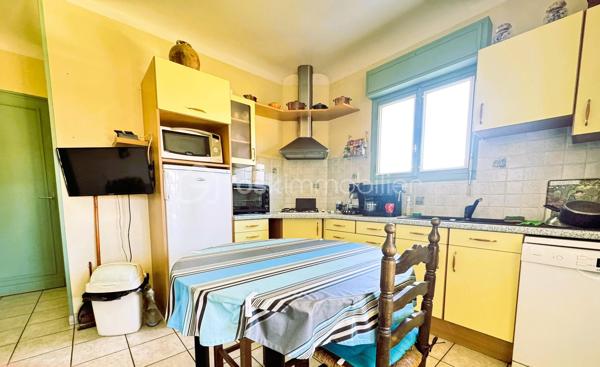 À Tartas, découvrez cette maison des années 1960 offrant un potentiel exceptionnel pour un projet familial, professionnel ou locatif.

Vous recherchez une propriété avec de l’espace, du terrain et surtout de nombreuses possibilités d’aménagement ? Cette maison pourrait bien être celle qu’il vous faut !

Implantée sur une belle parcelle d’environ 2 000 m², cette propriété développe actuellement environ 100 m² d’habitation, auxquels s’ajoutent une dépendance d’environ 160 m² offrant de multiples possibilités selon vos projets.

L’habitation principale est située à l’étage et se compose d’un espace de vie, de 3 à 4 chambres selon l’aménagement souhaité, ainsi que d’une véranda et de deux balcons.

La maison nécessite une rénovation, mais c’est précisément ce qui fait tout son intérêt : vous pourrez repenser les espaces, moderniser les volumes et créer un intérieur qui correspond réellement à vos envies.

Au rez-de-chaussée, vous disposez notamment d’un garage, d’une lingerie ainsi que de surfaces complémentaires qui peuvent être exploitées et aménagées.

Imaginez par exemple un espace dédié au sport, une salle de loisirs, un atelier, du stockage ou encore une extension de l’espace de vie.

UNE DÉPENDANCE DE 160 M² : LE VÉRITABLE ATOUT DE LA PROPRIÉTÉ

C’est sans aucun doute l’un des points forts de cette propriété.

Avec environ 160 m² disponibles, cette dépendance ouvre la porte à de nombreux projets.

Vous êtes artisan ?
Elle peut devenir un véritable dépôt professionnel, un atelier ou un espace de stockage, avec la possibilité de travailler directement depuis votre propriété.

Vous souhaitez créer un logement indépendant ?
Son volume permet d’envisager un projet d’appartement indépendant, sous réserve des autorisations et contraintes techniques et urbanistiques applicables.

Vous envisagez un investissement locatif ?
La création d'un logement indépendant pourrait permettre d'imaginer une location à l'année ou, selon la réglementation locale et les autorisations nécessaires, un projet de location saisonnière ou de courte durée.

Vous avez un projet familial ?
Cette dépendance peut également être pensée comme un espace indépendant pour accueillir famille ou proches, toujours sous réserve de faisabilité technique et administrative.

Les possibilités sont nombreuses et pourront être étudiées en fonction de votre projet.

UN EXTÉRIEUR QUI OFFRE ÉGALEMENT DE BELLES POSSIBILITÉS

La propriété bénéficie d'un terrain d'environ 2 000 m², offrant un bel espace extérieur et de nombreuses possibilités d'aménagement.

Vous profiterez également d'une piscine hors sol, idéale pour les beaux jours.

Avec cette surface de terrain, chacun pourra imaginer son extérieur : jardin paysager, espace détente, potager, aire de jeux, stationnement, espace piscine ou encore aménagement destiné à une activité professionnelle.

UN EMPLACEMENT IDÉAL ENTRE VILLE ET OCÉAN

Située à Tartas, cette propriété bénéficie d'un emplacement intéressant pour ceux qui souhaitent profiter d'un environnement agréable tout en restant à distance raisonnable du littoral.

Autre atout particulièrement recherché : les plages sont accessibles en moins de 35 minutes, permettant de profiter facilement des plaisirs de l'océan tout en bénéficiant d'un cadre de vie plus paisible.

UNE PROPRIÉTÉ POUR LES AMOUREUX DE PROJETS

Cette maison ne s'adresse pas uniquement à ceux qui recherchent un bien immédiatement prêt à habiter.

Elle séduira particulièrement les acquéreurs capables de se projeter et de valoriser un fort potentiel.

Maison familiale, résidence principale, projet professionnel, création d'un logement indépendant, investissement locatif ou projet mixte habitation + activité professionnelle : les possibilités sont nombreuses.

Avec ses volumes, ses dépendances, son terrain de 2 000 m² et sa proximité du littoral, cette propriété constitue une belle opportunité pour créer un projet entièrement personnalisé et révéler tout le potentiel de l'existant.

Une visite permettra de mieux apprécier les volumes et surtout d'imaginer tout ce qu'il est possible d'en faire.

- Tartas
- Maison des années 1960
- Environ 100 m² d'habitation
- Environ 160 m² de dépendance
- Terrain d'environ 2 000 m²
- 3 à 4 chambres
- Véranda
- 2 balcons
- Garage
- Lingerie
- Piscine hors sol
- Gros potentiel après rénovation
- Idéal artisan / dépôt / atelier
- Potentiel de création d'un logement indépendant
- Plages à moins de 35 minutes

Contactez moi dès à présent pour programmer votre visite