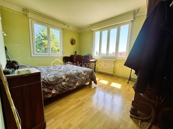 À Tartas, découvrez cette maison des années 1960 offrant un potentiel exceptionnel pour un projet familial, professionnel ou locatif.

Vous recherchez une propriété avec de l’espace, du terrain et surtout de nombreuses possibilités d’aménagement ? Cette maison pourrait bien être celle qu’il vous faut !

Implantée sur une belle parcelle d’environ 2 000 m², cette propriété développe actuellement environ 100 m² d’habitation, auxquels s’ajoutent une dépendance d’environ 160 m² offrant de multiples possibilités selon vos projets.

L’habitation principale est située à l’étage et se compose d’un espace de vie, de 3 à 4 chambres selon l’aménagement souhaité, ainsi que d’une véranda et de deux balcons.

La maison nécessite une rénovation, mais c’est précisément ce qui fait tout son intérêt : vous pourrez repenser les espaces, moderniser les volumes et créer un intérieur qui correspond réellement à vos envies.

Au rez-de-chaussée, vous disposez notamment d’un garage, d’une lingerie ainsi que de surfaces complémentaires qui peuvent être exploitées et aménagées.

Imaginez par exemple un espace dédié au sport, une salle de loisirs, un atelier, du stockage ou encore une extension de l’espace de vie.

UNE DÉPENDANCE DE 160 M² : LE VÉRITABLE ATOUT DE LA PROPRIÉTÉ

C’est sans aucun doute l’un des points forts de cette propriété.

Avec environ 160 m² disponibles, cette dépendance ouvre la porte à de nombreux projets.

Vous êtes artisan ?
Elle peut devenir un véritable dépôt professionnel, un atelier ou un espace de stockage, avec la possibilité de travailler directement depuis votre propriété.

Vous souhaitez créer un logement indépendant ?
Son volume permet d’envisager un projet d’appartement indépendant, sous réserve des autorisations et contraintes techniques et urbanistiques applicables.

Vous envisagez un investissement locatif ?
La création d'un logement indépendant pourrait permettre d'imaginer une location à l'année ou, selon la réglementation locale et les autorisations nécessaires, un projet de location saisonnière ou de courte durée.

Vous avez un projet familial ?
Cette dépendance peut également être pensée comme un espace indépendant pour accueillir famille ou proches, toujours sous réserve de faisabilité technique et administrative.

Les possibilités sont nombreuses et pourront être étudiées en fonction de votre projet.

UN EXTÉRIEUR QUI OFFRE ÉGALEMENT DE BELLES POSSIBILITÉS

La propriété bénéficie d'un terrain d'environ 2 000 m², offrant un bel espace extérieur et de nombreuses possibilités d'aménagement.

Vous profiterez également d'une piscine hors sol, idéale pour les beaux jours.

Avec cette surface de terrain, chacun pourra imaginer son extérieur : jardin paysager, espace détente, potager, aire de jeux, stationnement, espace piscine ou encore aménagement destiné à une activité professionnelle.

UN EMPLACEMENT IDÉAL ENTRE VILLE ET OCÉAN

Située à Tartas, cette propriété bénéficie d'un emplacement intéressant pour ceux qui souhaitent profiter d'un environnement agréable tout en restant à distance raisonnable du littoral.

Autre atout particulièrement recherché : les plages sont accessibles en moins de 35 minutes, permettant de profiter facilement des plaisirs de l'océan tout en bénéficiant d'un cadre de vie plus paisible.

UNE PROPRIÉTÉ POUR LES AMOUREUX DE PROJETS

Cette maison ne s'adresse pas uniquement à ceux qui recherchent un bien immédiatement prêt à habiter.

Elle séduira particulièrement les acquéreurs capables de se projeter et de valoriser un fort potentiel.

Maison familiale, résidence principale, projet professionnel, création d'un logement indépendant, investissement locatif ou projet mixte habitation + activité professionnelle : les possibilités sont nombreuses.

Avec ses volumes, ses dépendances, son terrain de 2 000 m² et sa proximité du littoral, cette propriété constitue une belle opportunité pour créer un projet entièrement personnalisé et révéler tout le potentiel de l'existant.

Une visite permettra de mieux apprécier les volumes et surtout d'imaginer tout ce qu'il est possible d'en faire.

- Tartas
- Maison des années 1960
- Environ 100 m² d'habitation
- Environ 160 m² de dépendance
- Terrain d'environ 2 000 m²
- 3 à 4 chambres
- Véranda
- 2 balcons
- Garage
- Lingerie
- Piscine hors sol
- Gros potentiel après rénovation
- Idéal artisan / dépôt / atelier
- Potentiel de création d'un logement indépendant
- Plages à moins de 35 minutes

Contactez moi dès à présent pour programmer votre visite
