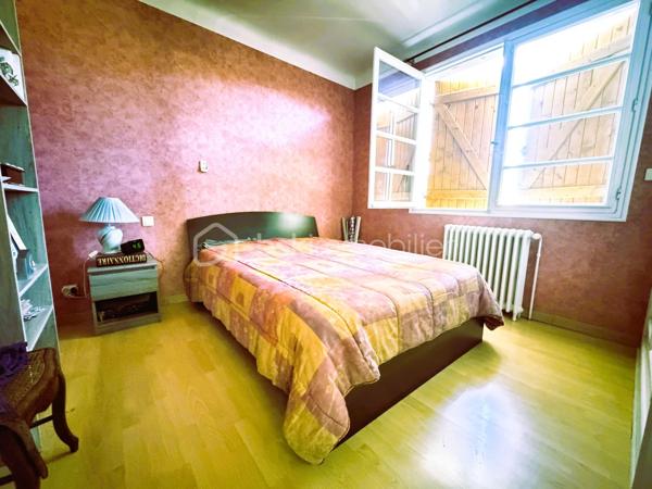 À Tartas, découvrez cette maison des années 1960 offrant un potentiel exceptionnel pour un projet familial, professionnel ou locatif.

Vous recherchez une propriété avec de l’espace, du terrain et surtout de nombreuses possibilités d’aménagement ? Cette maison pourrait bien être celle qu’il vous faut !

Implantée sur une belle parcelle d’environ 2 000 m², cette propriété développe actuellement environ 100 m² d’habitation, auxquels s’ajoutent une dépendance d’environ 160 m² offrant de multiples possibilités selon vos projets.

L’habitation principale est située à l’étage et se compose d’un espace de vie, de 3 à 4 chambres selon l’aménagement souhaité, ainsi que d’une véranda et de deux balcons.

La maison nécessite une rénovation, mais c’est précisément ce qui fait tout son intérêt : vous pourrez repenser les espaces, moderniser les volumes et créer un intérieur qui correspond réellement à vos envies.

Au rez-de-chaussée, vous disposez notamment d’un garage, d’une lingerie ainsi que de surfaces complémentaires qui peuvent être exploitées et aménagées.

Imaginez par exemple un espace dédié au sport, une salle de loisirs, un atelier, du stockage ou encore une extension de l’espace de vie.

UNE DÉPENDANCE DE 160 M² : LE VÉRITABLE ATOUT DE LA PROPRIÉTÉ

C’est sans aucun doute l’un des points forts de cette propriété.

Avec environ 160 m² disponibles, cette dépendance ouvre la porte à de nombreux projets.

Vous êtes artisan ?
Elle peut devenir un véritable dépôt professionnel, un atelier ou un espace de stockage, avec la possibilité de travailler directement depuis votre propriété.

Vous souhaitez créer un logement indépendant ?
Son volume permet d’envisager un projet d’appartement indépendant, sous réserve des autorisations et contraintes techniques et urbanistiques applicables.

Vous envisagez un investissement locatif ?
La création d'un logement indépendant pourrait permettre d'imaginer une location à l'année ou, selon la réglementation locale et les autorisations nécessaires, un projet de location saisonnière ou de courte durée.

Vous avez un projet familial ?
Cette dépendance peut également être pensée comme un espace indépendant pour accueillir famille ou proches, toujours sous réserve de faisabilité technique et administrative.

Les possibilités sont nombreuses et pourront être étudiées en fonction de votre projet.

UN EXTÉRIEUR QUI OFFRE ÉGALEMENT DE BELLES POSSIBILITÉS

La propriété bénéficie d'un terrain d'environ 2 000 m², offrant un bel espace extérieur et de nombreuses possibilités d'aménagement.

Vous profiterez également d'une piscine hors sol, idéale pour les beaux jours.

Avec cette surface de terrain, chacun pourra imaginer son extérieur : jardin paysager, espace détente, potager, aire de jeux, stationnement, espace piscine ou encore aménagement destiné à une activité professionnelle.

UN EMPLACEMENT IDÉAL ENTRE VILLE ET OCÉAN

Située à Tartas, cette propriété bénéficie d'un emplacement intéressant pour ceux qui souhaitent profiter d'un environnement agréable tout en restant à distance raisonnable du littoral.

Autre atout particulièrement recherché : les plages sont accessibles en moins de 35 minutes, permettant de profiter facilement des plaisirs de l'océan tout en bénéficiant d'un cadre de vie plus paisible.

UNE PROPRIÉTÉ POUR LES AMOUREUX DE PROJETS

Cette maison ne s'adresse pas uniquement à ceux qui recherchent un bien immédiatement prêt à habiter.

Elle séduira particulièrement les acquéreurs capables de se projeter et de valoriser un fort potentiel.

Maison familiale, résidence principale, projet professionnel, création d'un logement indépendant, investissement locatif ou projet mixte habitation + activité professionnelle : les possibilités sont nombreuses.

Avec ses volumes, ses dépendances, son terrain de 2 000 m² et sa proximité du littoral, cette propriété constitue une belle opportunité pour créer un projet entièrement personnalisé et révéler tout le potentiel de l'existant.

Une visite permettra de mieux apprécier les volumes et surtout d'imaginer tout ce qu'il est possible d'en faire.

- Tartas
- Maison des années 1960
- Environ 100 m² d'habitation
- Environ 160 m² de dépendance
- Terrain d'environ 2 000 m²
- 3 à 4 chambres
- Véranda
- 2 balcons
- Garage
- Lingerie
- Piscine hors sol
- Gros potentiel après rénovation
- Idéal artisan / dépôt / atelier
- Potentiel de création d'un logement indépendant
- Plages à moins de 35 minutes

Contactez moi dès à présent pour programmer votre visite