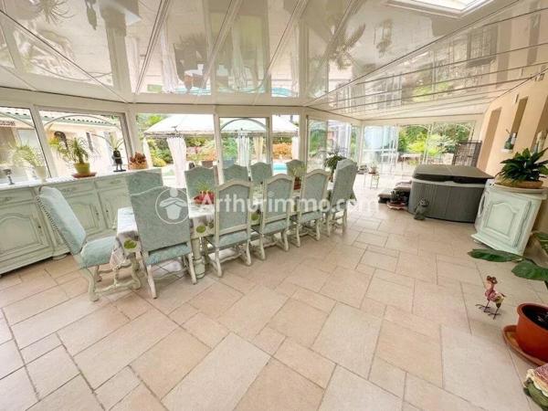 Vente                                                      Maison
                        
                     6 pièces                      198 m2                     à Mussidan
