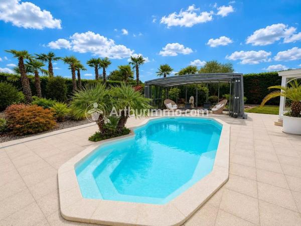 Vente                                                      Maison
                        
                     6 pièces                      198 m2                     à Mussidan