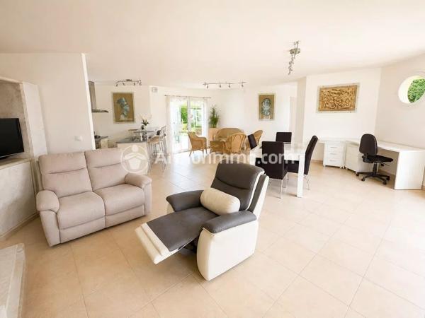 Vente                                                      Maison
                        
                     6 pièces                      198 m2                     à Mussidan
