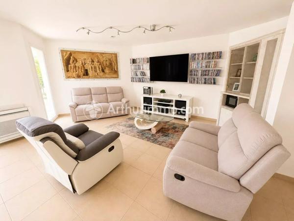 Vente                                                      Maison
                        
                     6 pièces                      198 m2                     à Mussidan